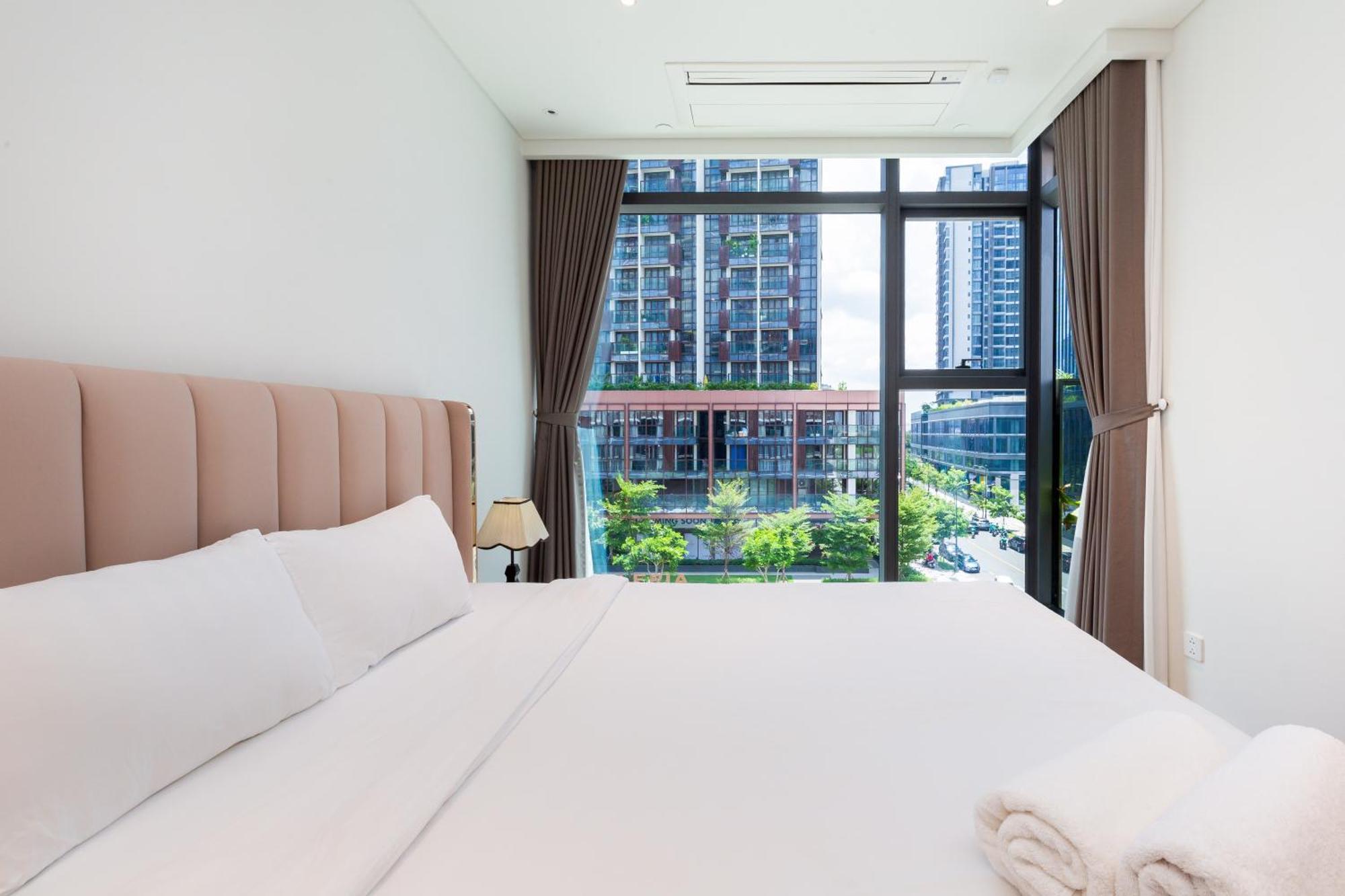 The Opera Apartment Cental Saigon Free Pool-Gym-Sauna Room- Golf Mini Хошимин Екстериор снимка